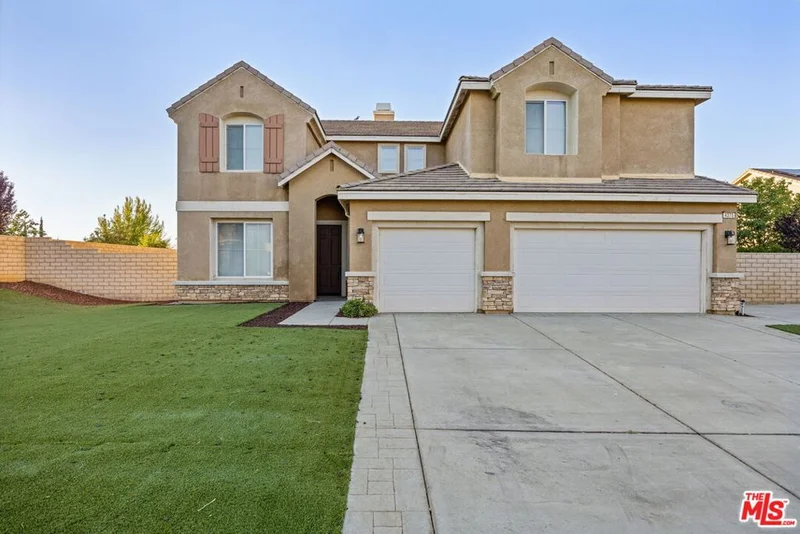 4375 W Avenue M11
