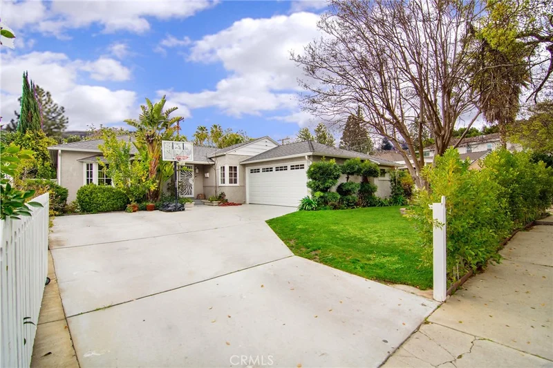5352 Geyser Avenue
