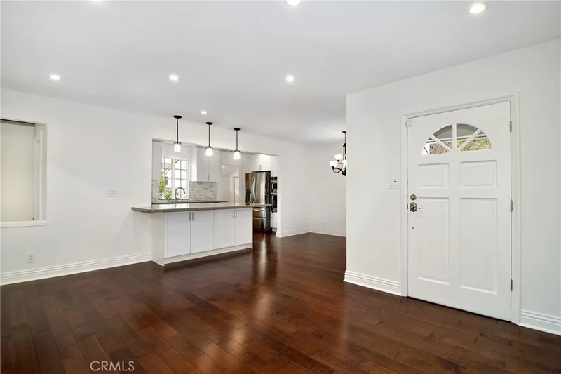 5352 Geyser Avenue photo 2