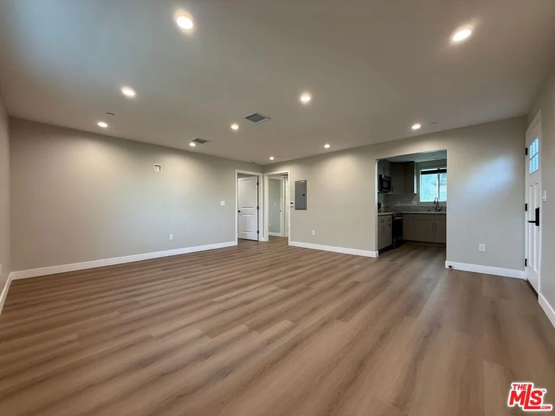 11947 Victory Boulevard photo 2