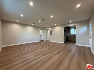 11947 Victory Boulevard photo 2