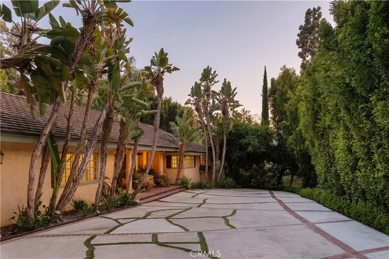 Photo 2 of 1138 Coldwater Canyon Drive