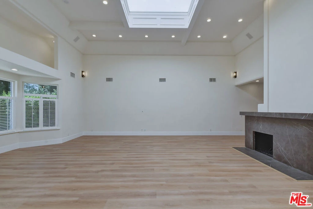 Interior 4
