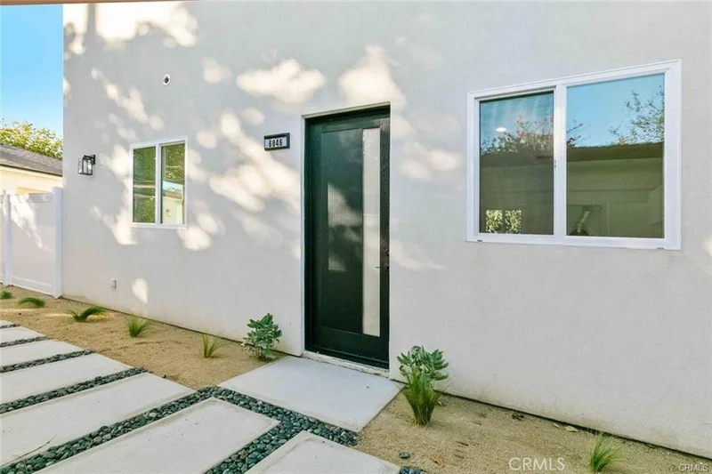 6846 Cedros Avenue photo 2