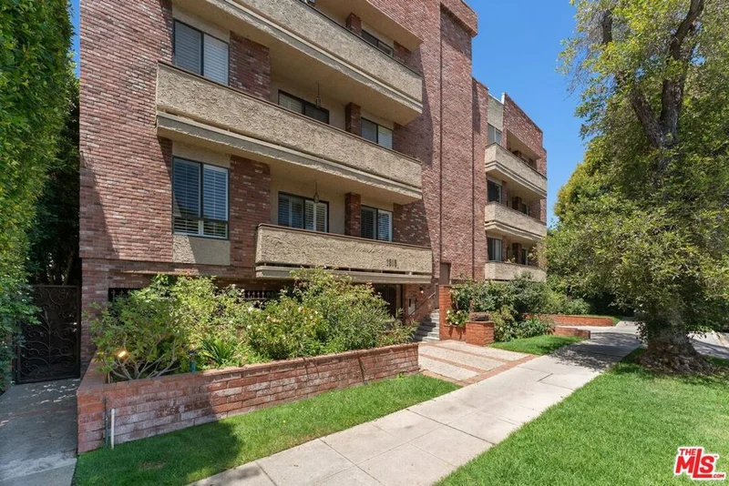 1315 Roxbury Drive 201 photo 2