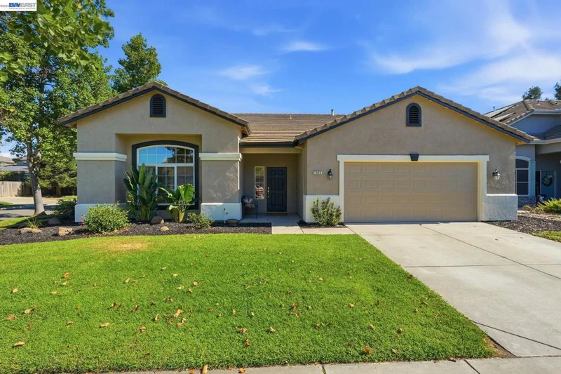 1532 Sophie Ln