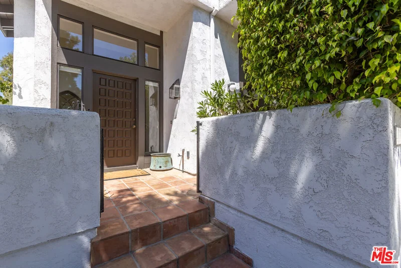 1541 Palisades Drive photo 2
