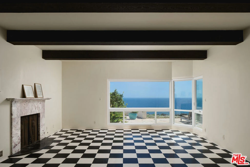 Interior 4