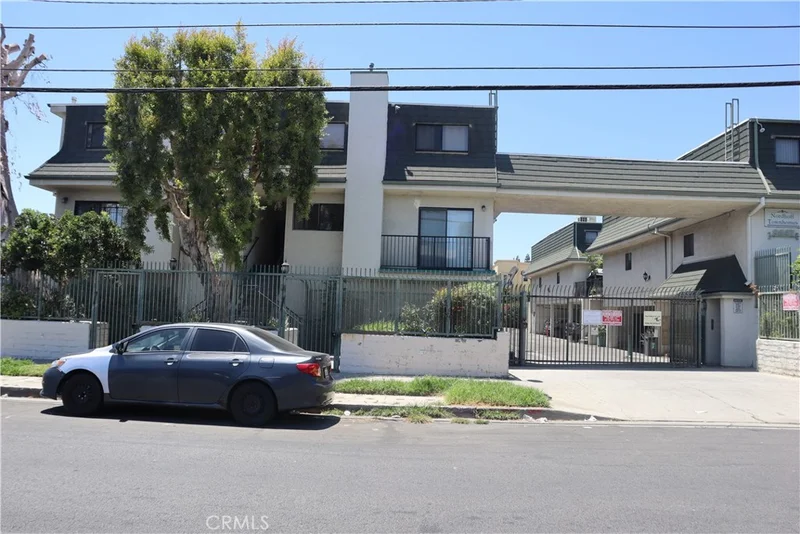 9047 Langdon 4 photo 2