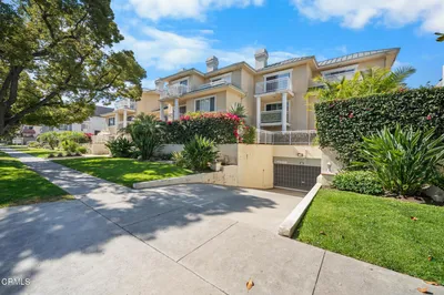 530 W Stocker 206 photo 2