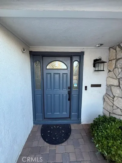 121 E Chestnut photo 2
