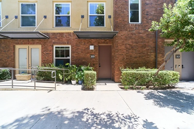 Photo 2 of 309 Metro Court