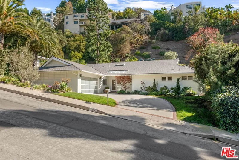 1836 N Doheny Drive photo 2