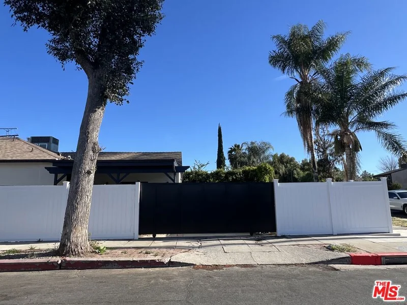 4852 Topanga Canyon Boulevard photo 2