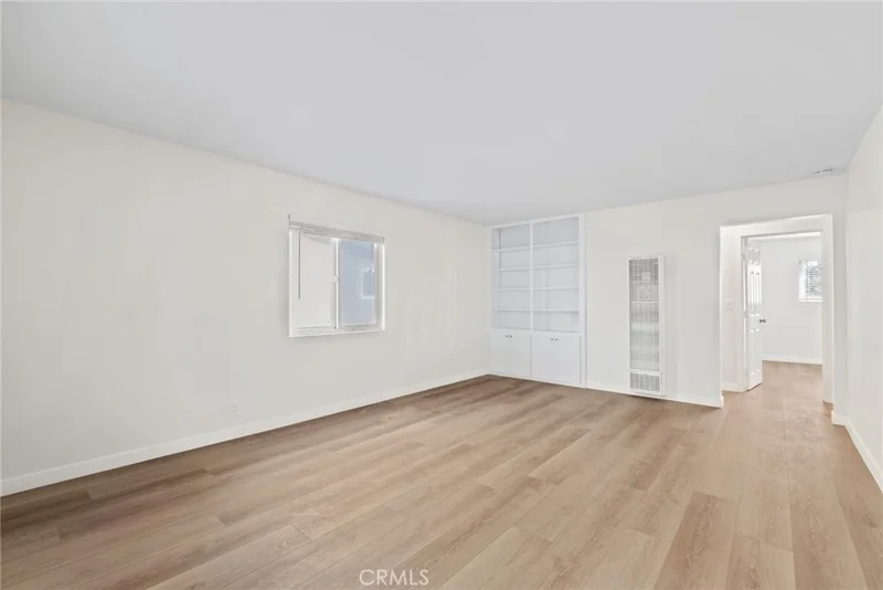 121 E Bay St D photo 2