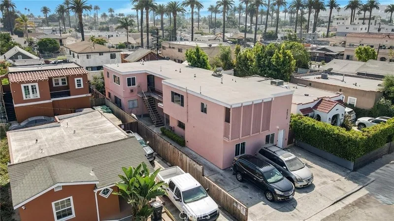2672 S Redondo