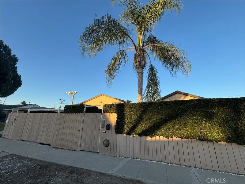 6250 Aura Avenue photo 2