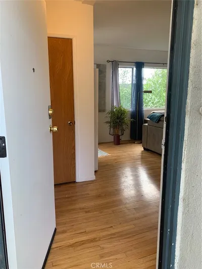 744 W 33rd photo 2