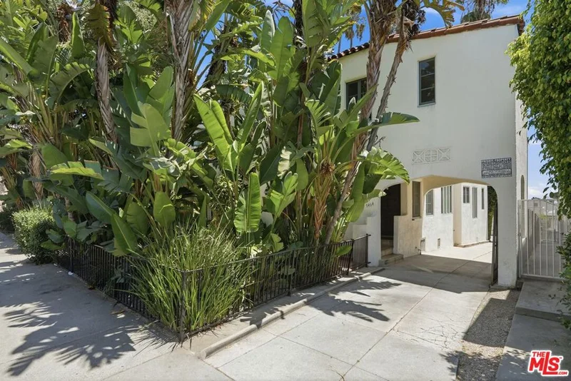 7464 Hollywood Blvd