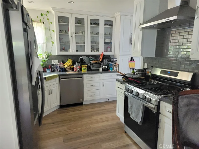 7024 Balcom photo 2