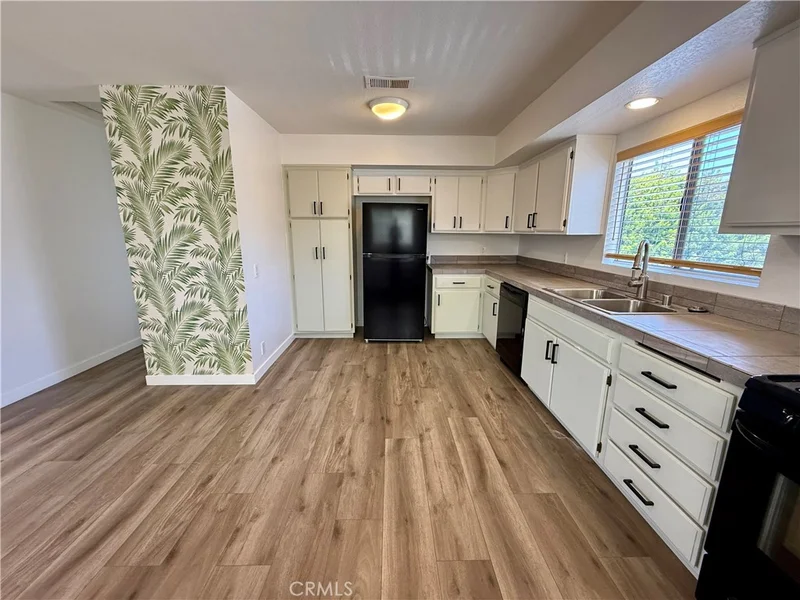 190 B Costa Mesa B photo 2