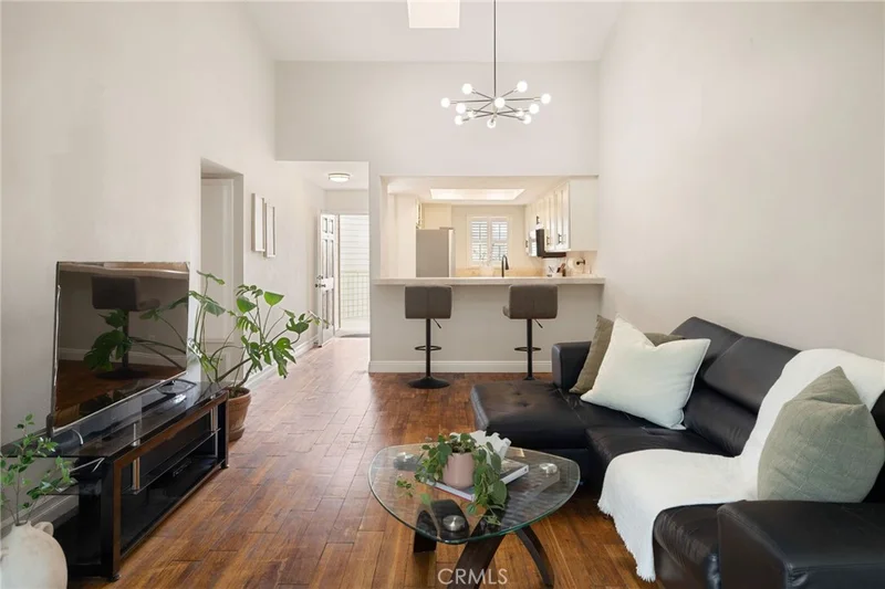 645 Chestnut 305 photo 2