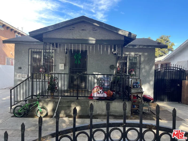915 E 76th Place