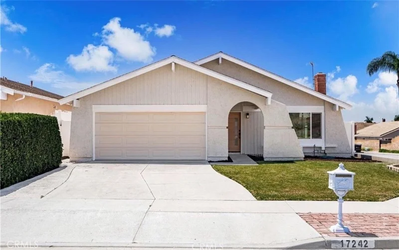 17242 Chicago, Yorba Linda, CA 92886