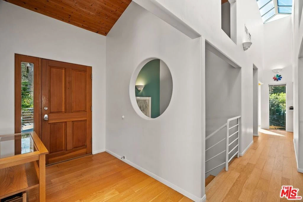 Interior 4