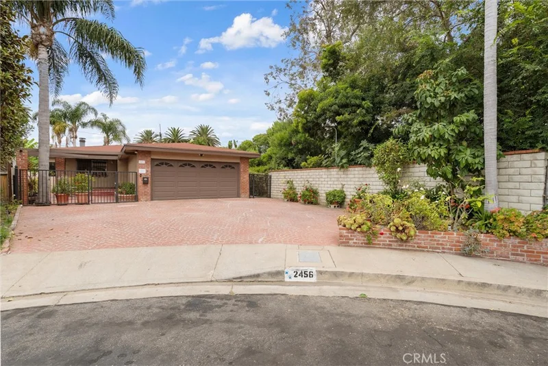 2456 Granville Avenue photo 2