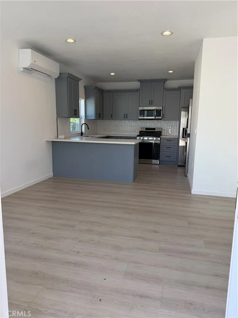 236 S 1st photo 2