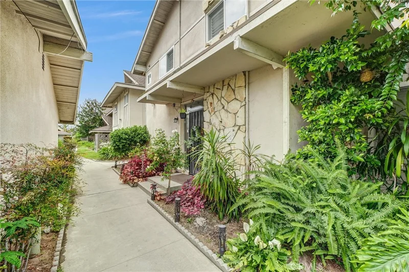 10761 Magnolia Avenue 101 photo 2