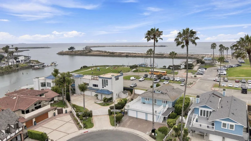 Photo 2 of 3089 Bayshore Avenue