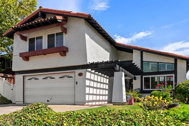 1396 Valencia Loop photo 2