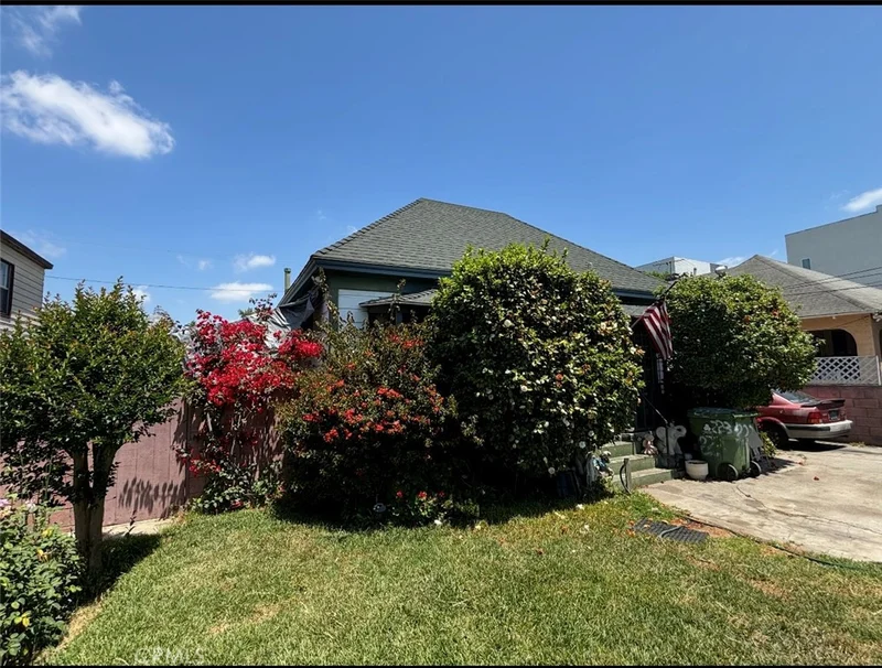 223 E 28th
