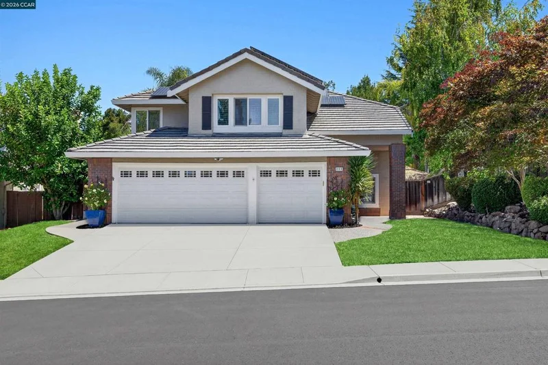 406 Skycrest Dr photo 2