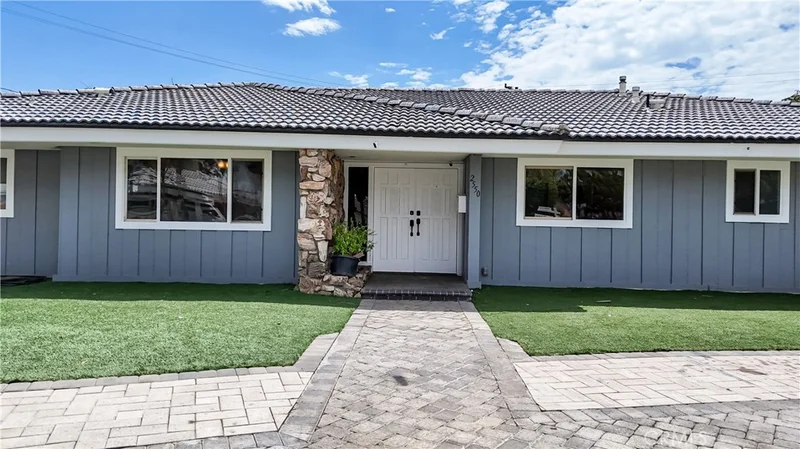Photo 2 of 2550 W Rowland Avenue