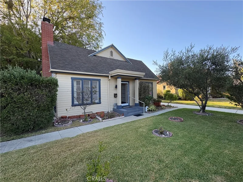 894 S Los Robles Avenue