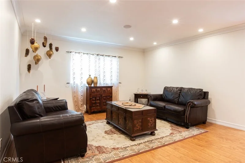 336 W Lexington Drive photo 2