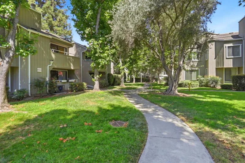 1672 Braddock Court photo 2