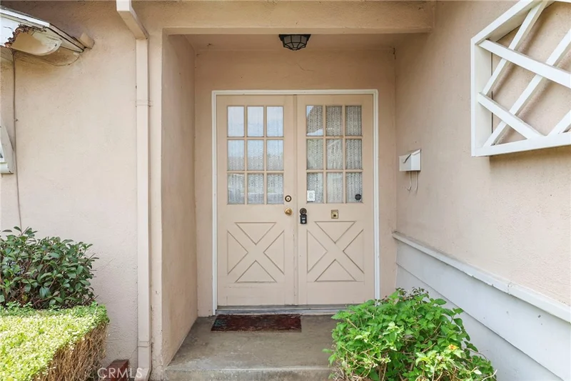 1676 E Wingate Street photo 2