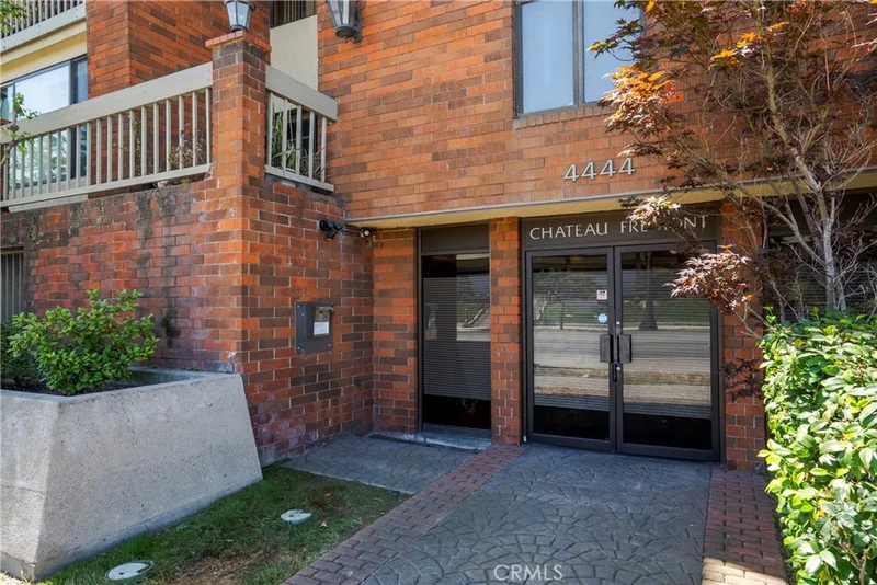 4444 Wilshire 102 photo 2