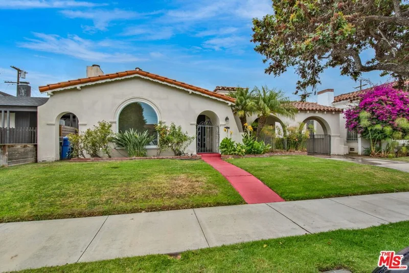 4126 S Bronson Avenue, Los Angeles, CA 90008