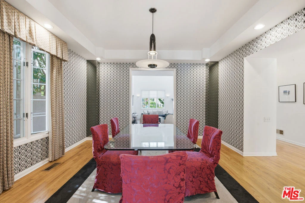 Interior 4