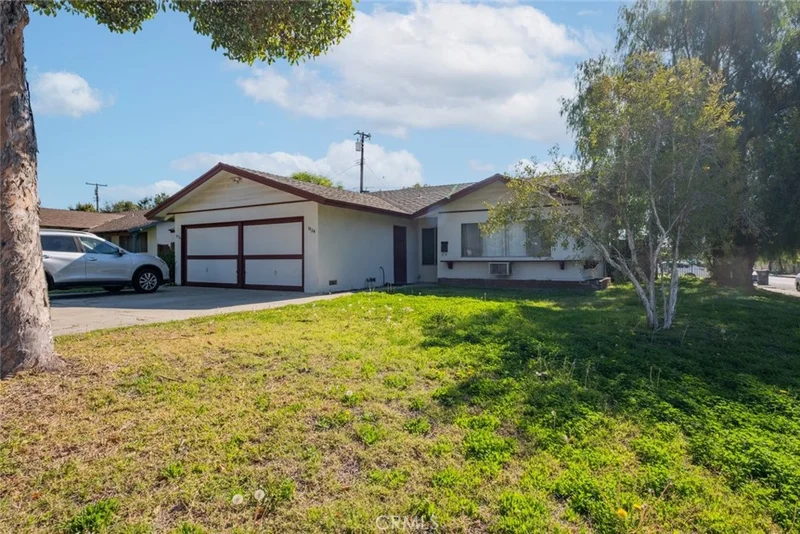 1924 Royalty Drive photo 2