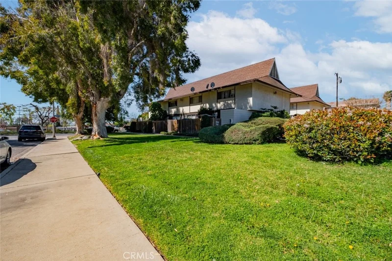 1935 Royalty Drive photo 2
