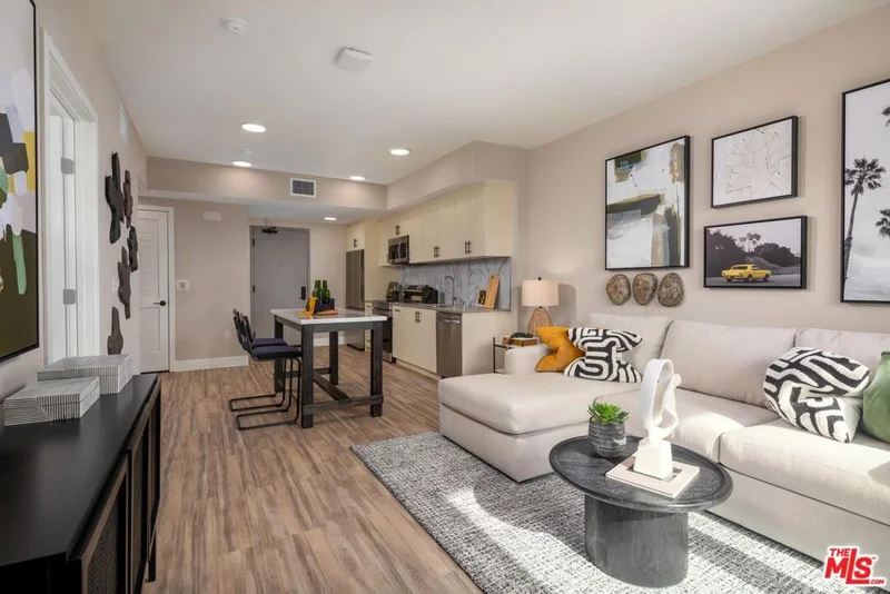 201 N La Brea Avenue 601