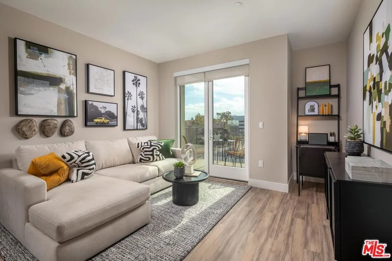 201 N La Brea Avenue 419 photo 2