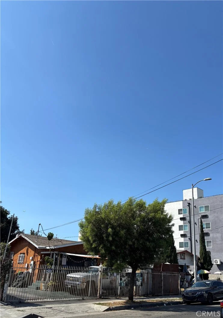 10821 Compton photo 2