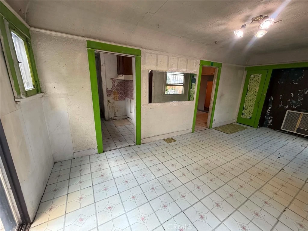 Interior 4